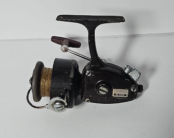 Carrete de pesca giratorio Daiwa Corp Calif antiguo n.° 7250RL con grieta en el mango.