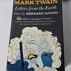 Peut inclure: Un livre de poche intitulé Letters from the Earth de Mark Twain, édité par Bernard DeVoto. La couverture noire présente du texte blanc et une illustration stylisée d'un personnage à la peau bleue et aux cheveux blancs tenant un stylo noir.
