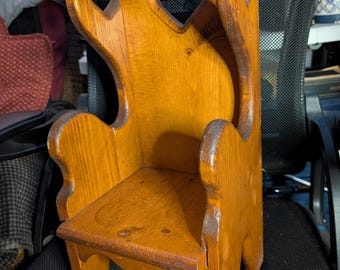 Sedia per bambole vintage in legno. Intaglio a forma di cuore. Alta 48 cm.