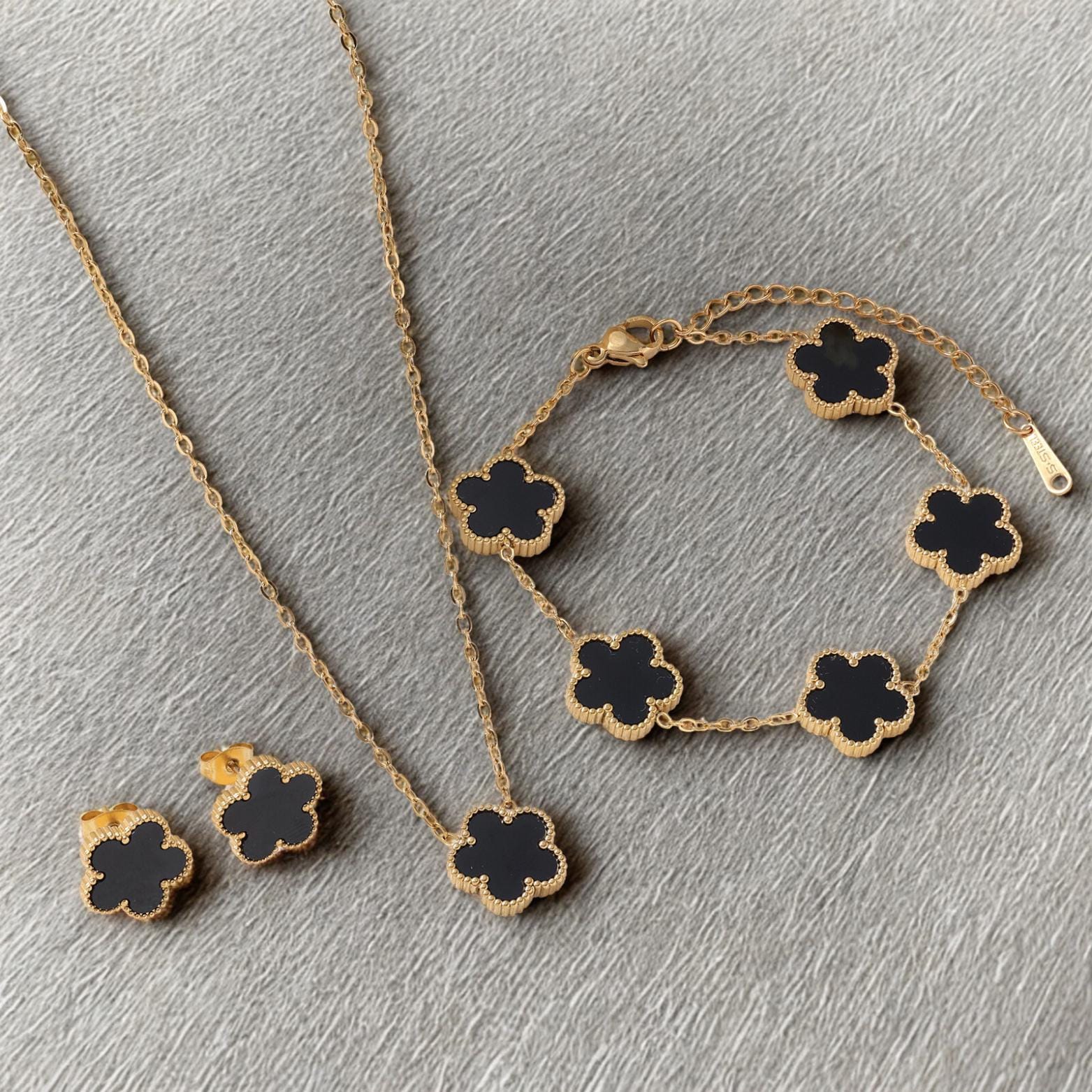 alice in w】 クローバーネックレスとイヤリングのセット Clover
