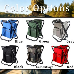 Puede incluir: Seis mochilas con taburete plegable integrado y compartimentos de almacenamiento, mostradas en azul, verde, gris, negro, camuflaje y rojo. Cada unidad cuenta con un marco de metal negro, un asiento, una bolsa principal y un bolsillo lateral.