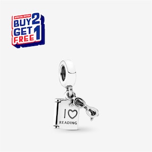 Può includere: Un charm in argento raffigurante un libro con le parole "I ❤️ READING" e un paio di occhiali. Il charm è sospeso a un anello d'argento. È presente un'offerta speciale "BUY 2 GET 1 FREE".