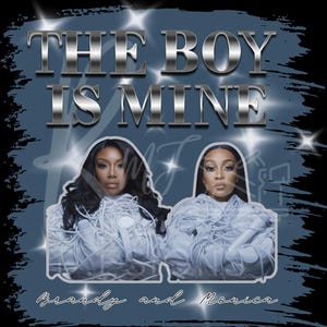 Pode incluir: Design gráfico com o texto "THE BOY IS MINE" em letras prateadas. Abaixo, dois retratos de mulheres, com os nomes "Brandy and Monica" em escrita cursiva na parte inferior. O fundo é um gradiente azul com acentos de estrelas.