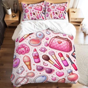 Op de afbeelding: Een roze en witte beddengoedset met een herhaald patroon van make-up artikelen. Het patroon bevat lippenstiften, make-up borstels, compacts, handtassen en parfumflesjes. De set bevat een dekbedovertrek en twee kussenslopen.