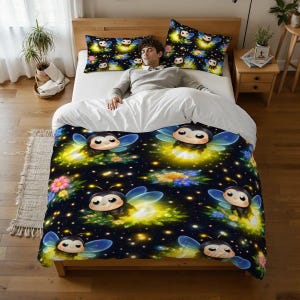 Puede incluir: Juego de cama con un diseño caprichoso de luciérnagas de dibujos animados sobre un fondo azul oscuro. El juego incluye un edredón y dos fundas de almohada, con un patrón repetido de luciérnagas brillantes, flores y estrellas.