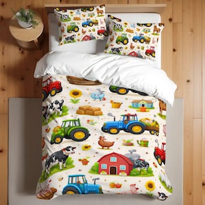 Puede incluir: Juego de cama con temática de granja que incluye una funda nórdica blanca y dos fundas de almohada. El estampado presenta tractores, vacas, gallinas, graneros y girasoles en colores vibrantes. El juego está diseñado para una cama.