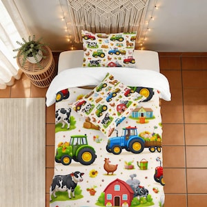 Peut inclure: Ensemble de literie sur le thème de la ferme, comprenant une housse de couette blanche et deux taies d'oreiller assorties. La literie est ornée d'illustrations colorées de tracteurs, de vaches, de poulets, de granges et de tournesols.