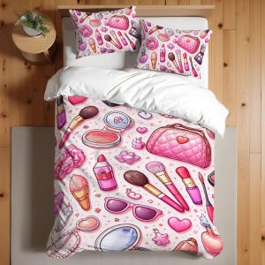 Op de afbeelding: Een roze en witte beddengoedset met een herhalend patroon van make-up items. Het patroon bevat make-up borstels, lippenstiften, compacts, portemonnees en harten. De set bevat een dekbedovertrek en twee kussenslopen.