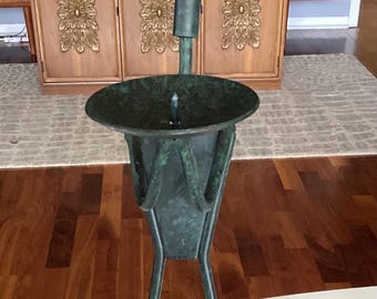 Portavelas escultórico de hierro forjado estilo brutalista vintage con figura de penitente