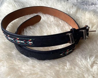 Cinturón vintage Lyntone Southwest de cuero con bordado azteca y detalles plateados.
