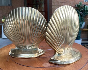 Sujetalibros vintage de latón con forma de concha, estilo Hollywood Regency.