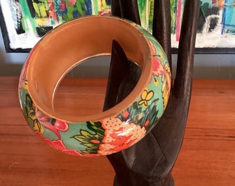 Pulsera vintage ancha y gruesa de tela de lucita sobre madera con motivos asiáticos