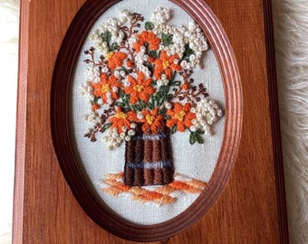 Flores bordadas con Crewel vintage enmarcadas