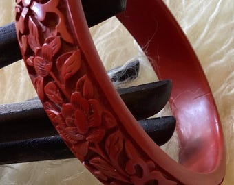 Conjunto de brazalete y pendientes vintage de laca de cinabrio tallados a mano, estilo chino rojo de los años 70