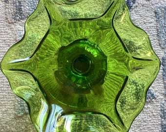 Decoración de mesa vintage MCM: vikingo verde épico de seis lados con patas y arte en vidrio.