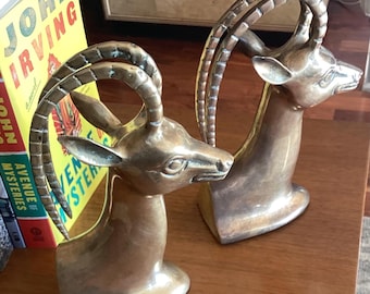 Sujetalibros de latón macizo con forma de cabra montesa y gacela, estilo moderno de mediados de siglo.