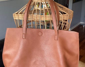 Bolso tote reversible de piel GH BASS & CO, color tostado, con cierre magnético y correa de muñeca desmontable.