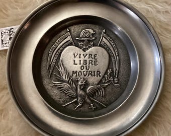 Plato francés vintage de peltre, decoración de mesa o pared, recuerdo. Vive libre o muere.