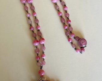 Collar vintage con borlas de cristal rosa