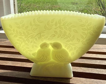 Jarrón de flores vintage Fenton Love Birds color crema amarillo satinado, cristal de los años 70, uranio GLOWS