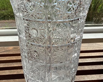 Jarrón grande antiguo de cristal tallado checo estilo bohemio, marca Hobstar, década de 1920.