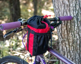 Bolsa para manillar de bikepacking - Color rojo y negro. Ideal para ciclismo y cicloturismo de gravel. Ligera y de fácil acceso. Material X-Pac.