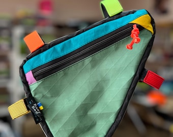 Mała trójkątna torba na ramę roweru, 1,6 l, kolorowa.