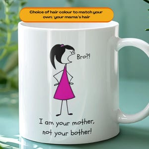 Può includere: Tazza in ceramica bianca con un'illustrazione a cartoni animati di una donna in nero e rosa. La tazza ha il testo "Bro?!" e "I am your mother, not your bother!". Un banner arancione in alto dice "Choice of hair colour to match your own/your mama's hair".