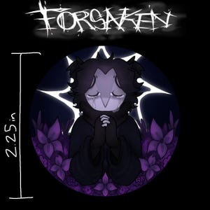 Könnte beinhalten: Eine runde, dunkle Illustration mit dem Wort "FORSAKEN" in weißer, stilisierter Schrift. Das Bild zeigt eine Figur mit dunklem Umhang, die weint und betet. Die Figur ist von lila Blumen und einem weißen Sternenmuster umgeben. Der Durchmesser beträgt 5,7 cm.