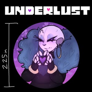 Könnte beinhalten: Ein runder Button mit einer Cartoonfigur, die ein lila Herz hält. Die Figur hat blaue Haare und trägt goldene Creolen. Der Button hat einen Durchmesser von 5,7 cm, mit dem Wort "UNDERLUST" oben.