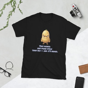 以下が含まれることがあります： 怒った表情の漫画のジャガイモが描かれた黒いTシャツ。「THIS POTATO HAS MORE STYLE THAN YOU - AND IT'S NAKED.」というテキストが入っています。