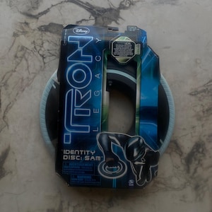 Vintage Tron Leggin Identitätsscheibe - Sam Flynn Spin Master - Disney Fabrik versiegelt Sammlerstück - Film Erinnerungsstücke - Retro Geek Geschenk