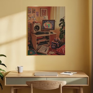 以下が含まれることがあります： レトロなスタイルのプリントは、カラフルな地図を表示するモニターを備えたレトロなコンピューターセットアップを描いています。スピーカー、キーボード、さまざまな電子機器が含まれており、ホームスタジオまたはワークスペースを示唆しています。アートワークは木製の机の上の壁に取り付けられています。
