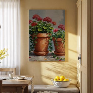 Può includere: Dipinto di due vasi di terracotta pieni di piante verdi e vibranti fiori rossi. I vasi sono su un tavolo, con viti pendenti che aggiungono un tocco di bellezza naturale. L'opera d'arte evoca un senso di tranquillità e la bellezza della natura.