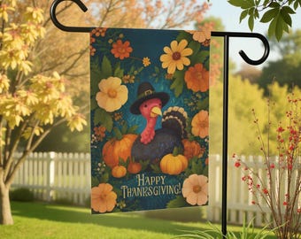 Può includere: Bandiera da giardino del Ringraziamento con un tacchino dei cartoni animati con un cappello da pellegrino, circondato da zucche e fiori. La bandiera ha il testo "Happy Thanksgiving!" in un carattere decorativo. Lo sfondo è verde acqua.