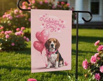 Peut inclure: Un drapeau de jardin rose pour la Saint-Valentin avec un beagle tenant des ballons en forme de cœur roses. Le drapeau porte l'inscription "Happy Valentine's Day". Le chien porte un nœud rose et est assis sur un fond rose.