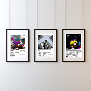 Puede incluir: Tres impresiones artísticas enmarcadas con portadas de álbumes. La primera impresión tiene un diseño abstracto colorido con texto. La segunda impresión es en blanco y negro con un diseño de cruz. La tercera impresión presenta un personaje de dibujos animados.