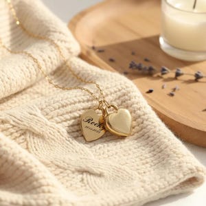 Pu&ograve; includere: Una collana color oro con due ciondoli a forma di cuore sospesi a una catenina sottile. Un cuore &egrave; inciso con il nome Rocky e le date 2011-2023 in carattere corsivo, mentre il secondo cuore rimane liscio e privo di decorazioni.