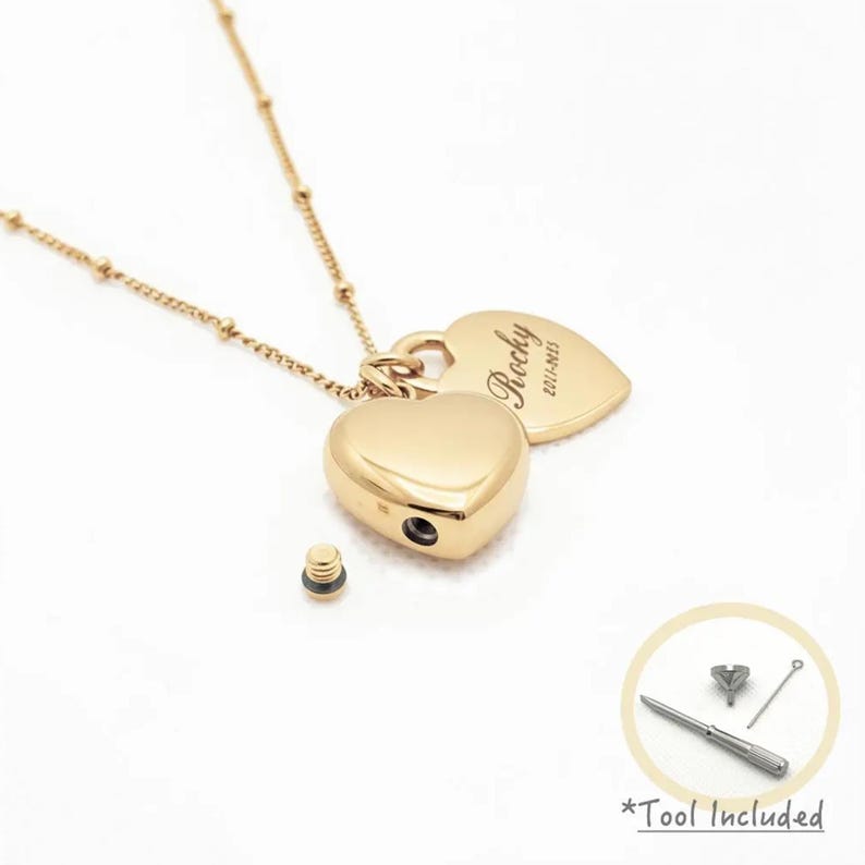 Pu&ograve; includere: Una collana color oro con un ciondolo a forma di cuore dotato di tappo a vite rimovibile, accompagnato da un ciondolo a cuore piatto inciso con il nome Rocky e le date 2011-2015. &Egrave; incluso un piccolo kit di attrezzi con imbuto e spillo.