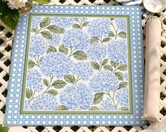 Elegante tappetino da Mahjong con ortensie blu, decorazione floreale vintage per tavolo da gioco, tappetino quadrato con bordo in rattan, idea regalo per una serata Mahjong, design cottagecore