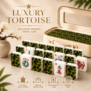 Peut inclure: Un jeu de Mahjong composé de tuiles au motif écaille de tortue vert et noir au dos et aux faces blanches avec des caractères rouges et verts, incluant une tuile Joker, rangé dans un étui de voyage rectangulaire beige à couvercle transparent.