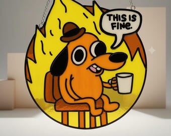 Questo è un simpatico acchiappasole con meme di cani, un divertente e finto vetro colorato in resina da appendere alla finestra.