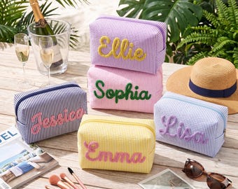 Gepersonaliseerde Seersucker make-uptas, toilettasje geborduurd monogram, cadeau bruidsmeisje