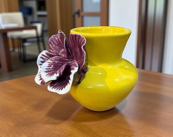 蘭の花がアクセントになったヴィンテージ陶器の花瓶