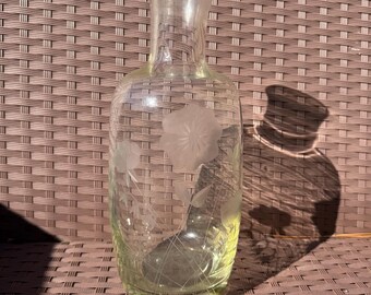 ヴィンテージのエッチングガラスの脚付き花瓶 - Etsy 日本