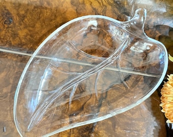Piatto in vetro trasparente vintage a forma di foglia, elegante piatto in vetro di metà secolo per servire o decorare la casa