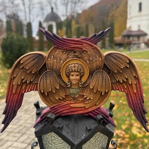 Luksusowa drewniana ikona Serafina 7,5×10” | Płaskorzeźba anioła z litego dębu | Ręcznie malowana chrześcijańska sztuka ścienna | Prezent z duchowym błogosławieństwem