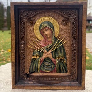 Hölzerne Jungfrau Maria Ikone - Sieben Schmerzen | Handgeschnitzte und handbemalte christliche religiöse Ikone | Patina-Finish | Das Format ist 20×25cm