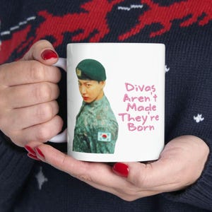 Tazza Jungkook BTS: tazza da caffè K-Pop in stile militare - &quot;Le dive non sono fatte&quot;