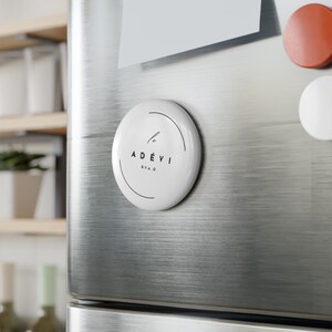 Le ADevi-magneet met logoknop: modern interieur voor thuis en op kantoor
